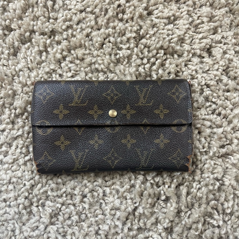 🎉Louis Vuitton Monogram Sarah Wallet🎉
